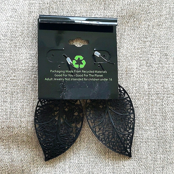 Taramanda black leaf dangle earrings - Picture 3 of 3